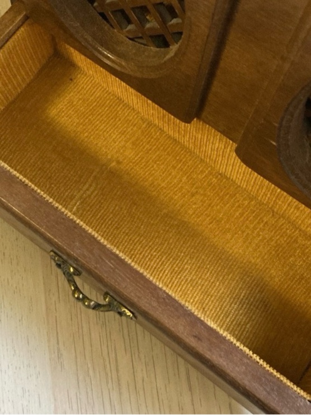Vintage Brown Wooden Musical Jewelry Chest with Lattice Doors, One Drawer Box - Picture 15 of 17